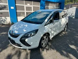 Weiß Gebraucht 2016 Opel Zafira Tourer Van / Kleinbus | 3.899 € (Guter Preis)