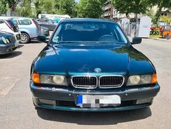Grün Gebraucht 2025 BMW 750L Limousine | 8.000 €