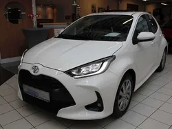 Schneeweiß Gebraucht 2023 Toyota Yaris Team Kleinwagen | 18.490 € (Fairer Preis)