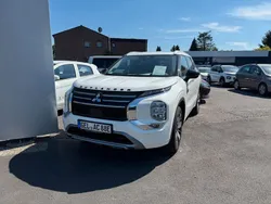 Weiß Gebraucht 2025 Mitsubishi Outlander P-HEV Top SUV | 54.995 € (Guter Preis)