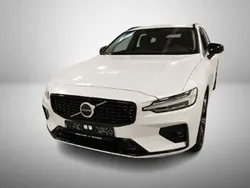 Crystal white pearl / metallic Gebraucht 2023 Volvo V60 Plus Kombi | 40.000 € (Fairer Preis)