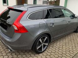 Grau Gebraucht 2018 Volvo V60 R-Design Momentum Kombi | 13.990 € (Fairer Preis)