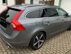 Grau Gebraucht 2018 Volvo V60 R-Design Momentum Kombi | 13.990 € (Fairer Preis)