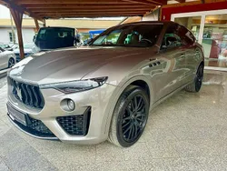 Grau Gebraucht 2022 Maserati Levante SUV | 75.900 € (Teuer)
