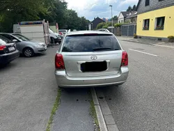 Grau Gebraucht 2005 Toyota Avensis Kombi | 3.700 €