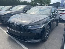 Ebony black metallic Neu 2025 Skoda Superb SportLine Kombi | 49.495 € (Fairer Preis)