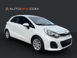 Weiß Gebraucht 2015 Kia Rio Start Limousine | 5.488 € (Fairer Preis)