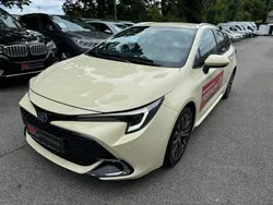 Weiß Gebraucht 2023 Toyota Corolla Team Kombi | 24.900 € (Fairer Preis)