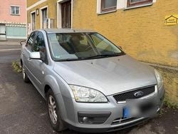 Grau Gebraucht 2006 Ford Focus Limousine | 250 €
