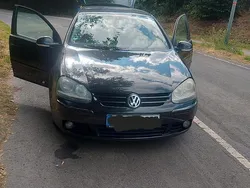 Schwarz Gebraucht 2004 VW Golf V Kleinwagen | 2.500 €