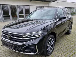 Grenadillschwarz metallic (metallic) Gebraucht 2024 VW Touareg R-line SUV | 74.359 € (Fairer Preis)