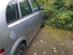 Grau Gebraucht 2005 Opel Meriva Van / Kleinbus | 1.500 € (Fairer Preis)