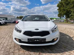 Weiß Gebraucht 2014 Kia Ceed Attract Limousine | 6.499 € (Fairer Preis)
