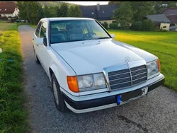 Weiß Gebraucht 1990 Mercedes E230 Limousine | 10.111 €