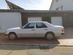Weiß Gebraucht 1990 Mercedes E230 Limousine | 12.999 €