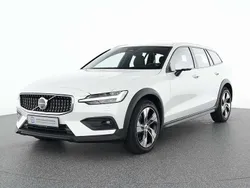 Weiß Gebraucht 2023 Volvo V60 CC Plus Kombi | 47.550 € (Teuer)