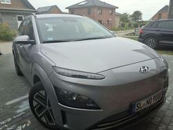 Silber shimmering silver / met (metallic) Gebraucht 2023 Hyundai Kona Select SUV | 18.500 € (Superpreis)