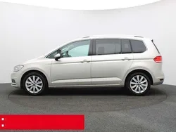 Silber metallic Gebraucht 2023 VW Touran Highline Van / Kleinbus | 37.180 € (Etwas zu teuer)