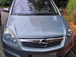 Grau Gebraucht 2006 Opel Zafira Cosmo Van / Kleinbus | 9.000 €