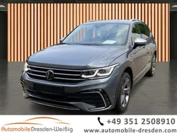 Grau platinum grey (metallic) Gebraucht 2024 VW Tiguan Allspace R-line SUV | 41.880 € (Guter Preis)