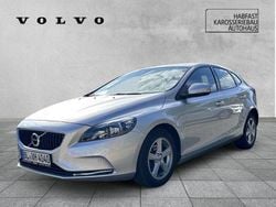 Bright silver metallic / metal Gebraucht 2018 Volvo V40 Kinetic Kombi | 15.900 € (Fairer Preis)