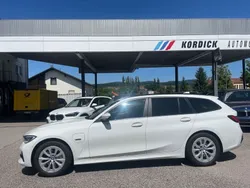 Weiß Gebraucht 2022 BMW 330 Sport Line Kombi | 26.900 € (Guter Preis)