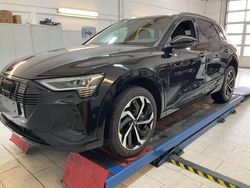 Mythosschwarz metallic Gebraucht 2023 Audi e-tron S-Line SUV | 42.480 € (Fairer Preis)
