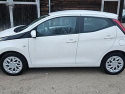 Weiß Gebraucht 2021 Toyota Aygo X-play Kleinwagen | 8.900 € (Guter Preis)