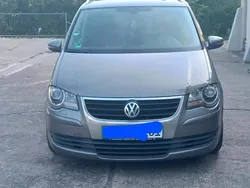 Grau Gebraucht 2010 VW Touran Van / Kleinbus | 4.299 € (Guter Preis)