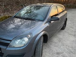 Grau Gebraucht 2004 Opel Astra Limousine | 1.800 € (Fairer Preis)