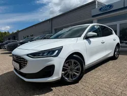 Weiß Gebraucht 2022 Ford Focus Titanium Limousine | 18.900 € (Guter Preis)