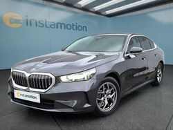 Grau Gebraucht 2024 BMW 520 Limousine | 45.749 € (Superpreis)