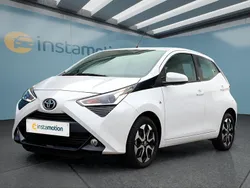 Weiß Gebraucht 2021 Toyota Aygo X-play Kleinwagen | 11.549 € (Fairer Preis)