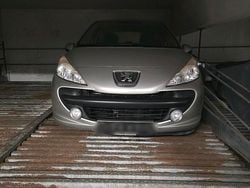 Grau Gebraucht 2009 Peugeot 207 Limousine | 2.000 €