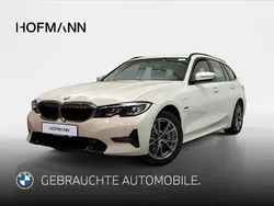 Alpinweiß uni Gebraucht 2021 BMW 330e Sport Line Kombi | 28.890 € (Fairer Preis)