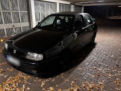 Schwarz Gebraucht 1997 Seat Cordoba Limousine | 1.500 € (Etwas zu teuer)