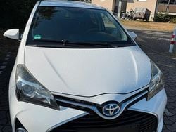 Weiß Gebraucht 2015 Toyota Yaris Hybrid Kleinwagen | 10.950 € (Superpreis)