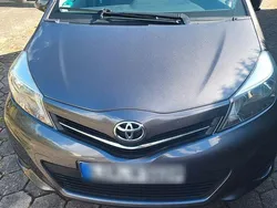 Grau Gebraucht 2014 Toyota Yaris Club Kleinwagen | 7.300 € (Guter Preis)