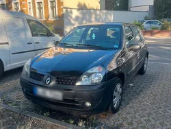 Schwarz Gebraucht 2002 Renault Clio II Limousine | 1.390 € (Fairer Preis)