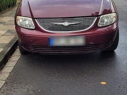 Rot Gebraucht 2003 Chrysler Voyager Van / Kleinbus | 1.750 €
