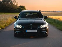 Schwarz Gebraucht 2010 BMW 330 Performance Kombi | 18.500 €