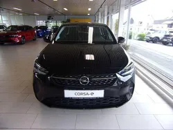 Schwarz (karbon schwarz metallic) Gebraucht 2023 Opel Corsa-e Elegance Kleinwagen | 22.850 € (Etwas zu teuer)