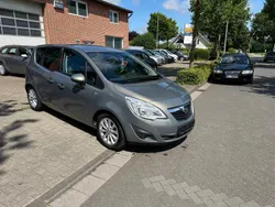 Grau Gebraucht 2012 Opel Meriva Van / Kleinbus | 4.600 € (Etwas zu teuer)