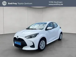Schneeweiß Gebraucht 2022 Toyota Yaris Hybrid Basis | 16.490 €