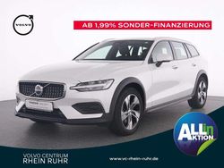 Weiß crystal white pearl / met Gebraucht 2023 Volvo V60 CC Plus Kombi | 35.250 € (Guter Preis)