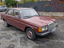 Rot Gebraucht 1982 Mercedes 200 Limousine | 3.400 €