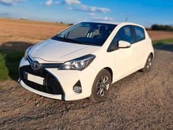 Weiß Gebraucht 2015 Toyota Yaris Comfort Limousine | 6.900 € (Fairer Preis)