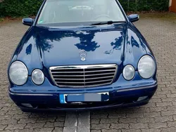 Blau Gebraucht 2000 Mercedes E240 Limousine | 7.500 €