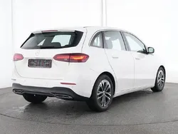 Weiß Gebraucht 2024 Mercedes B200 Advanced Van / Kleinbus | 30.899 € (Guter Preis)