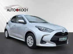 Silber Gebraucht 2021 Toyota Yaris Hybrid Comfort Limousine | 15.890 € (Fairer Preis)